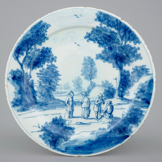 Une assiette raffinée en Delft bleu et blanc d'un paysage animé de personnages, 18e