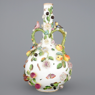 Een grote flesvormige vaas met naturalistisch reliëfdecor in de stijl van Meissen, 19/20e eeuw
