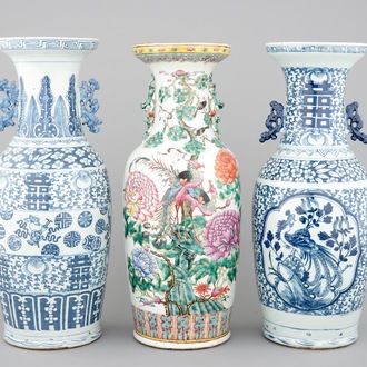 3 grote Chinese famille rose en blauw-witte vazen, 19e eeuw