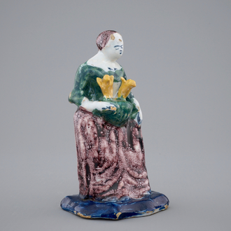 Une figure d'une femme en faïence de Delft polychrome, 18ème