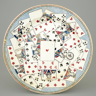 Een Frans bord met decor van speelkaarten, ca. 1800, Ferrière-la-Petite