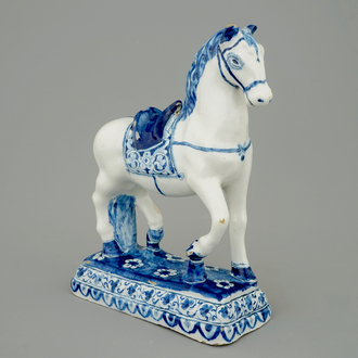 Un très beau modèle d'un cheval en faïence de Delft, 18ème