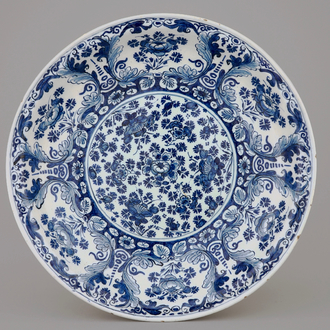Un plat en faïence de Delft bleu et blanc au décor millefleurs, fin du 17ème