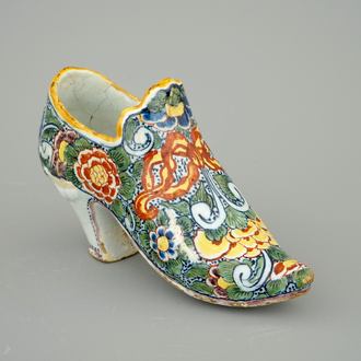 Une chaussure en faïence de Delft polychrome, 18ème