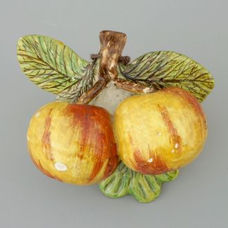 Une paire de pommes en faïence de Delft, 18ème