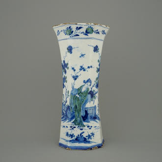 Un vase en faïence de Delft en bleu et vert au décor d'une chinoiserie, 18ème