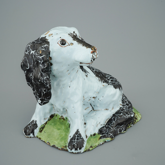 Un modèle d'un chien en faïence polychrome de Bruxelles, 18ème