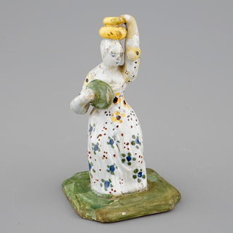 Une figure d'une femme en faïence de Delft polychrome, 18ème