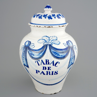 Een blauw-witte tabakspot met deksel 'Tabac de Paris', Brussel, eind 18e eeuw
