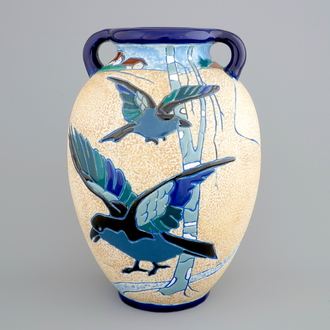 Een art deco vaas met vogels, Amphora, Tsjechië, begin 20e eeuw