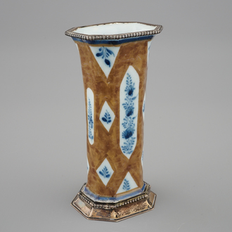 Un petit vase en Delft brun capucin monté en argent, 18ème
