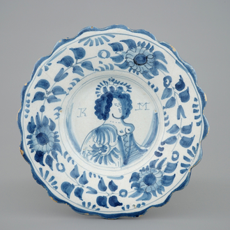 Une assiette godronné en faïence de Delft au portrait de Queen Mary, fin du 17ème
