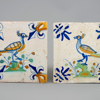 Twee polychrome Delftse tegels met vogels, 17e eeuw