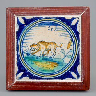 Un carreau médaillon au décor d'un chien, vers 1600, Pays-Bas du Sud