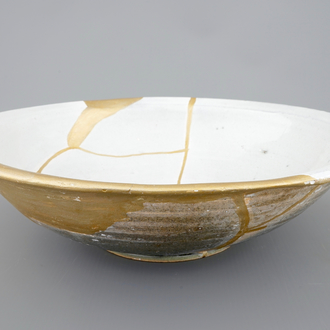 Un grand bol en blanc de Delft restauré de façon kintsugi, 17ème