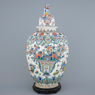 Un vase en faïence de Delft de palette cachemire, vers 1700