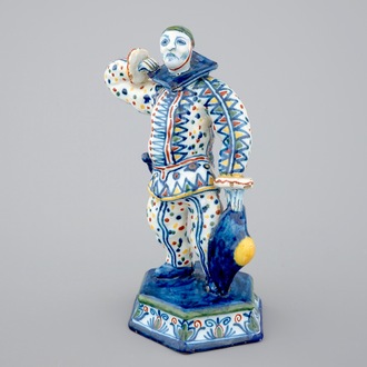 Modèle d'un Harlequin de la Commedia dell'arte en faïence polychrome de Delft, 19ème