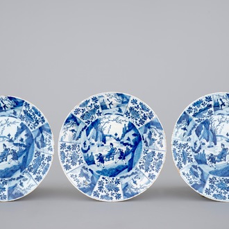 3 blauw-witte Delftse borden met chinoiserie decor in Kangxi stijl, ca. 1700