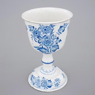 A blue and white faience cup on foot, Germany, 17/18th C.