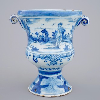 Een fraai Delfts blauw-wit urnvormig tuinvaasje, 18e eeuw