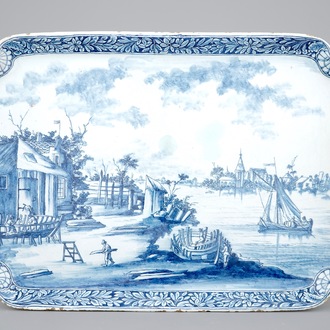 Een 1783 gedateerd blauw-wit Delfts aardewerken dienblad met een scheepswerf