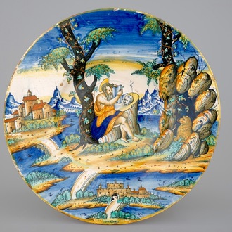 Un grand plat en majolique italienne, Urbino ou Venise, vers 1550