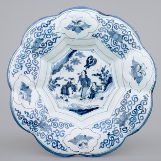 Un grand plat polylobé en faïence de Delft au décor d'une chinoiserie, vers 1700