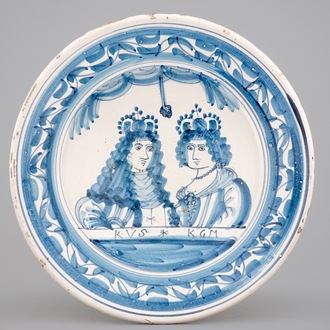 A blue and white maiolica dish with a portrait of William and Mary, 17th C.