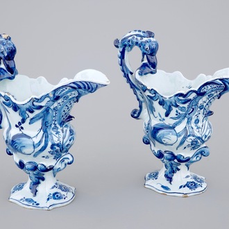 Une paire d'aiguières casques en faïence de Delft bleu et blanc, 18ème