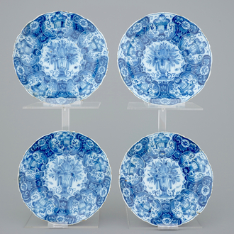 Een set van vier blauw-witte Delftse borden met bloemvazen, 18e eeuw
