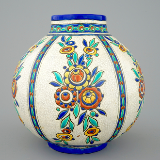 Un vase au décor floral de Charles Catteau pour Boch Kéramis, 1ère moitié du 20ème