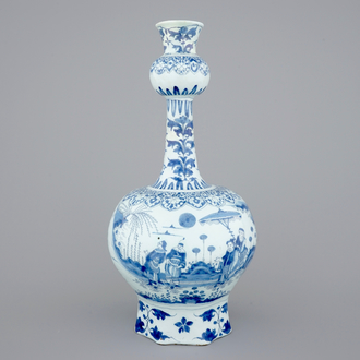 Un grand vase en faïence de Delft au decor d'une chinoiserie, 17ème