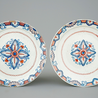 Une paire d'assiettes en faïence de Delft polychrome, 18ème