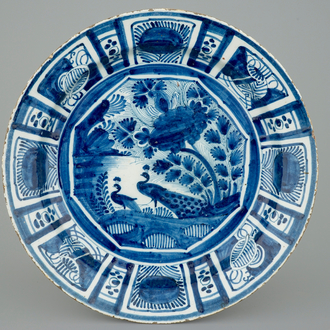 Un grand plat en faïence de Delft au décor chinoiserie de style kraak, 18ème