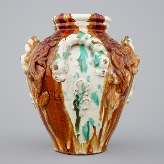 Een vaas met reliëfdecor in geglazuurd aardewerk, Saintonge, 18e eeuw