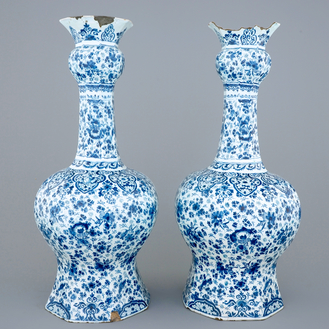 Une grande paire de vases en faïence de Delft au décor millefleurs, fin du 17ème