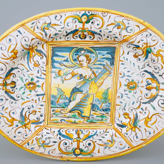 Un plat ovale en majolique italienne au décor de Pomona, déesse du fruit, Deruta, 17ème
