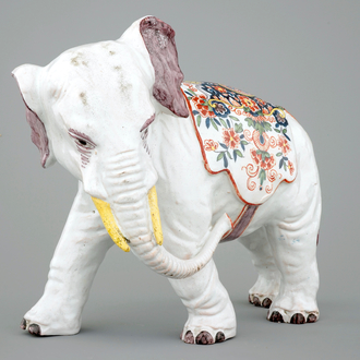 Un grand éléphant en faïence de Delft polychrome, 19ème