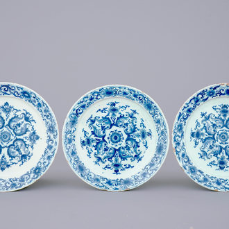 Trois assiettes en faïence de Delft bleu et blanc surdécoré aux chinois à Amsterdam, 18ème