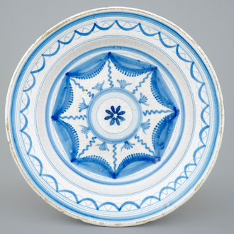 Un plat en faïence de Bruxelles bleu et blanc, vers 1800