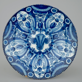 Un plat en faïence de Delft bleu au blanc au bord plié, 18ème