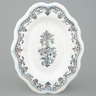 Un grand plat ovale en faïence de Rouen au décor floral, Rouen, 18ème