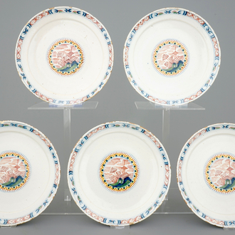 Een set van vijf Delftse borden met chinoiserie landschappen, 18e eeuw