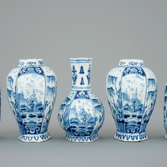 Une garniture de 5 pièces en faïence de Delft bleu et blanc, 18ème