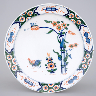 Un grand plat en faïence de Delft au décor de style Kakiemon aux cailles, 18ème
