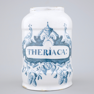Een blauw-witte apothekerspot 'Theriaca:', Makkum, Friesland, 18e eeuw