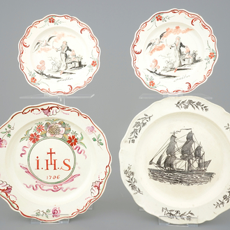 Een lot van vier Engelse creamware borden, Leeds en Wedgewood, 18e eeuw