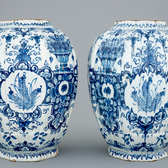 Une paire de vases en faïence de Delft, 18ème