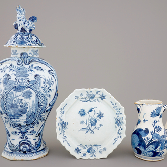 Un vase et couvercle, une assiette et un pot à lait en faïence de Delft, 18ème