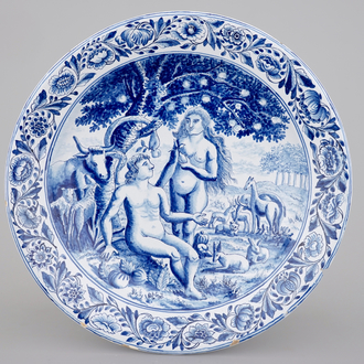 Een grote blauw-witte schotel met Adam en Eva, Makkum, Friesland, 19e eeuw